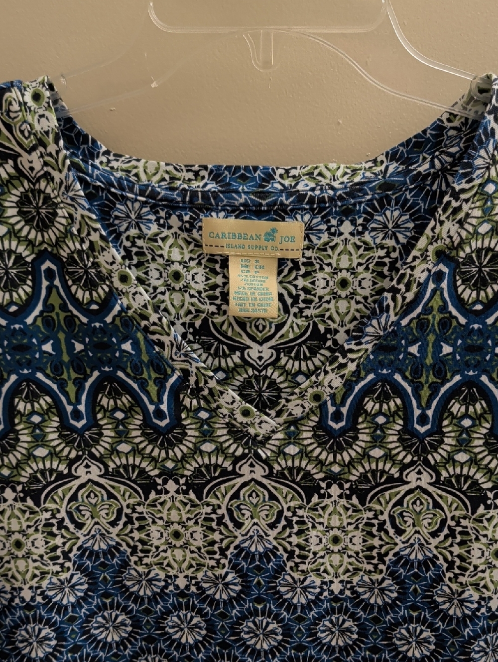 Caribbean Joe Women’s Blue & Green Geometric Print V-Neck Top Size Small NWT - Picture 4 of 8